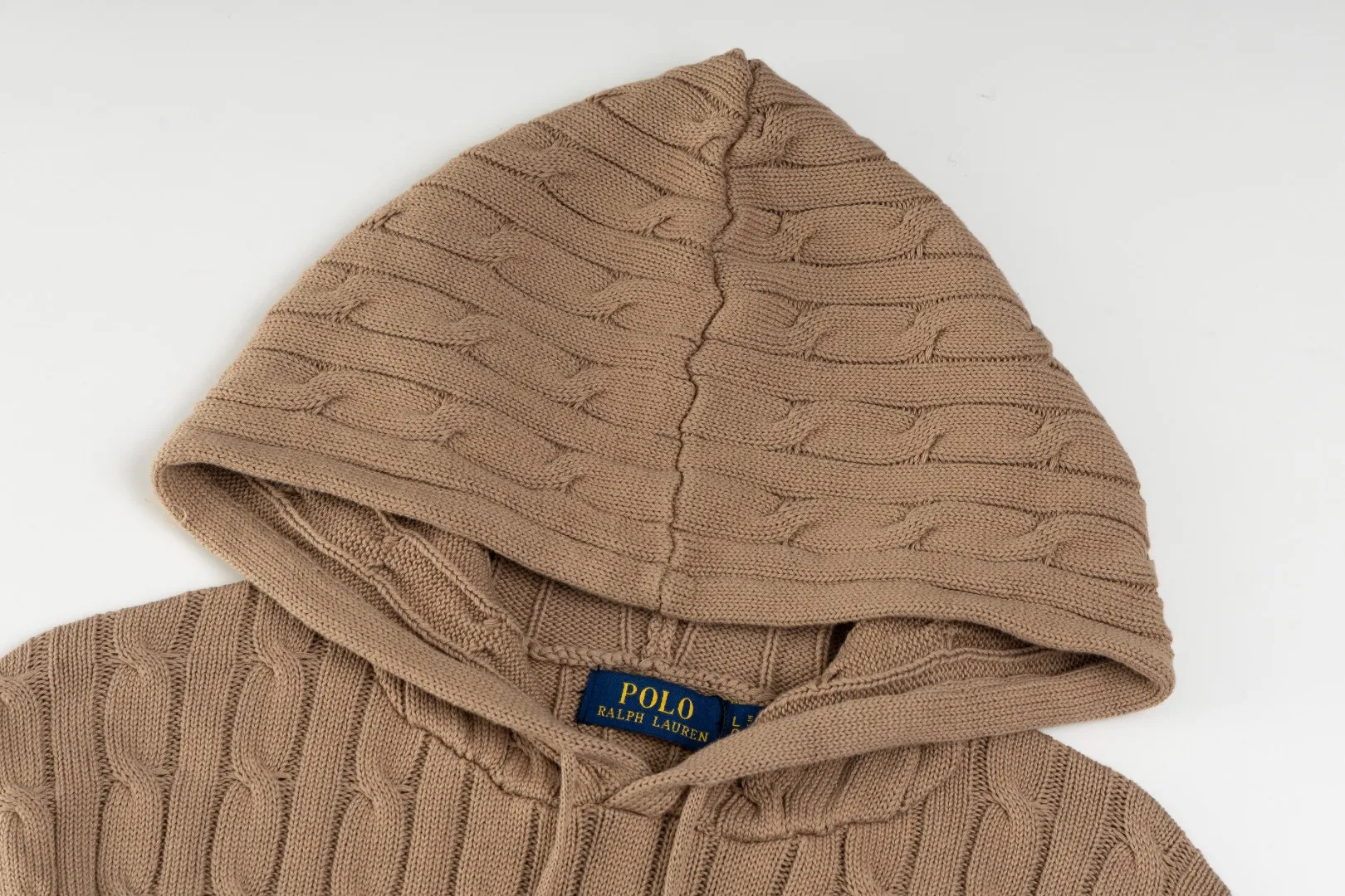 P236 #R84 RALPH LAUREN Six-color classic hooded twist pullover sweater with high-density LOGO embroidery on the chest and original custom-made tag accessories. Made of pure cotton yarn, pure cotton is skin-friendly and comfortable, small label war horse embroidered twist hooded sweater 🐎 high quality, follow the blogger to learn how to wear it! Let’s buy a Ralph Lauren cable sweater. It’s a super hard-to-find series after it became popular. It’s hard to find one on the official website. It’s simple and practical to wear, with a lazy and loose feel. The thickened fabric has more texture, feels soft and delicate, and has a loose fit. Whether worn alone or layered, you can wear different styles of fashion with just one piece!   Size: S M L